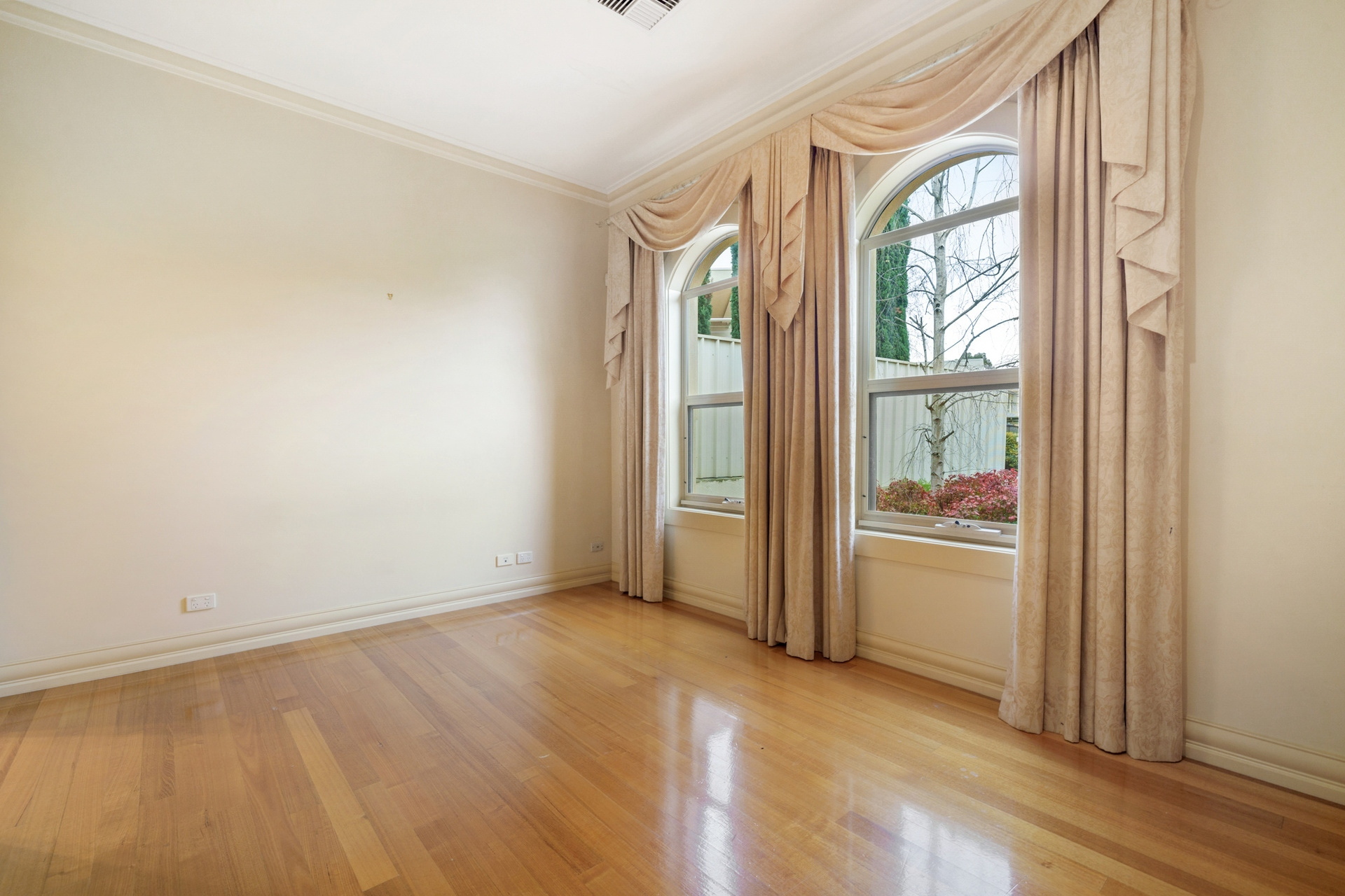 5 Elm Court, Vale Park Leased by Giordano & Partners - image 6