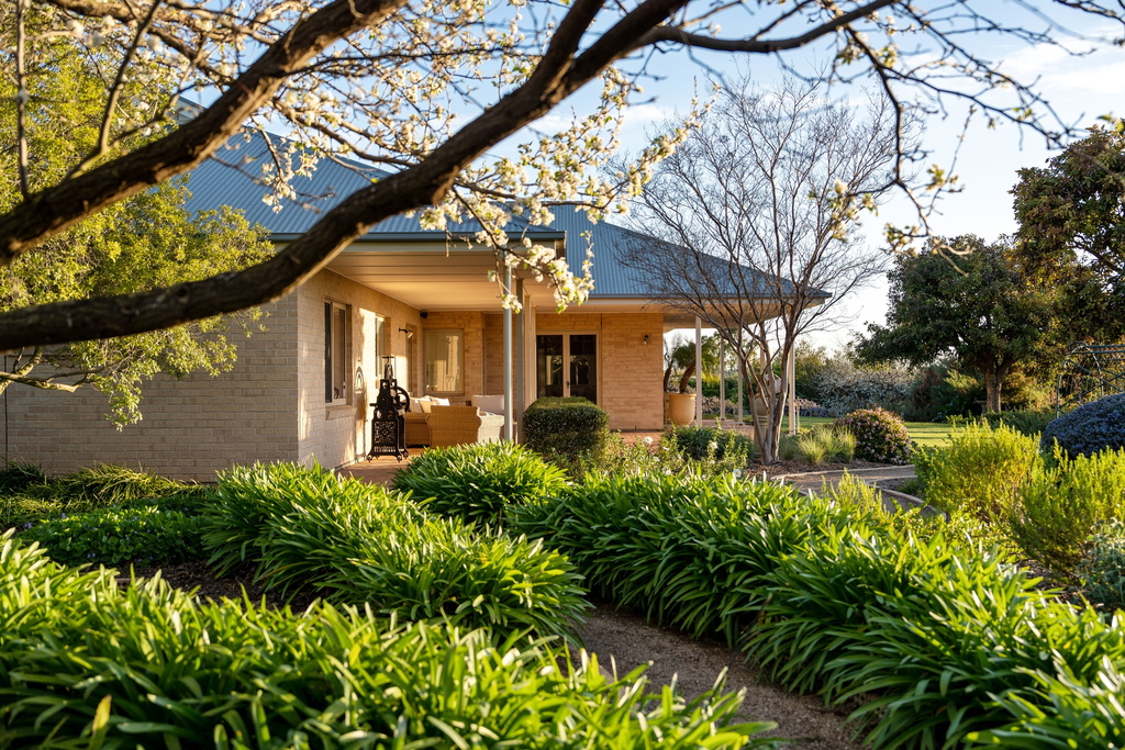 10  Queen Louisa Drive, Long Flat Sold by Giordano & Partners