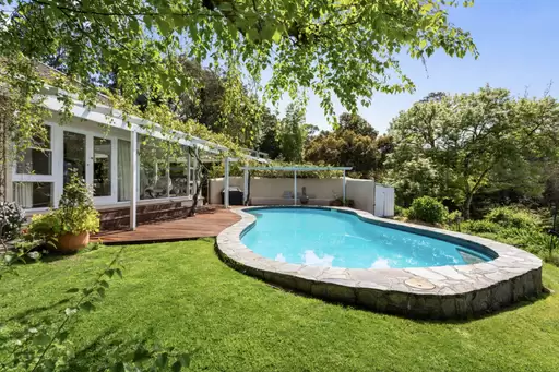 118 Piccadilly Road, Crafers Leased by Giordano & Partners