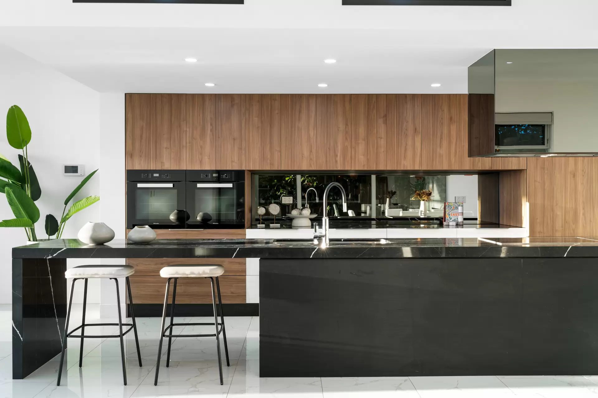 21 North Esplanade, Glenelg North Sold by Giordano & Partners - image 2